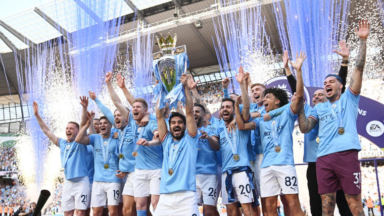 Skuad Manchester City merayakan gelar juara Premier League musim 2023/2024. (c) AP Photo/Dave Thompson