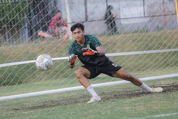 Andhika Ramadhani siap bersaing dengan ernando ari demi kiper utama persebaya